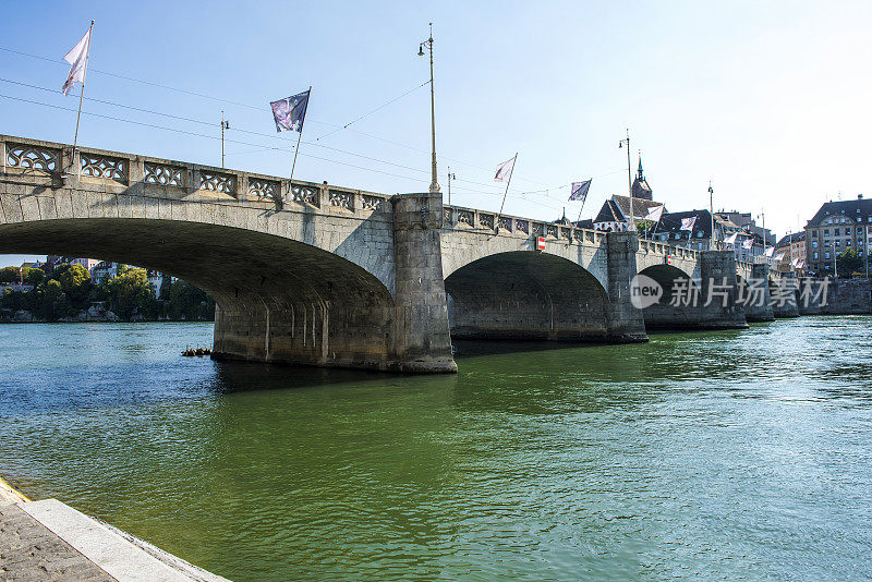 瑞士巴塞尔莱茵河上的Mittlere Bruecke桥